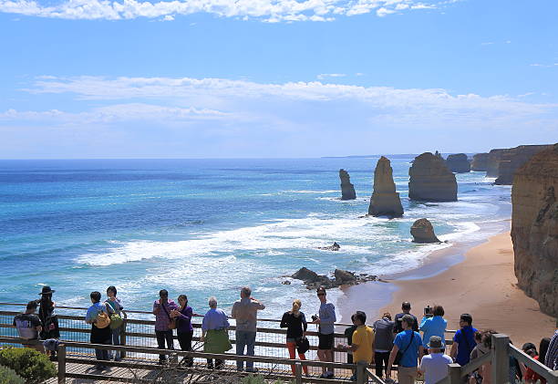 twelve apostles-bergkette australien natur - australian culture landscape great ocean road beach stock-fotos und bilder