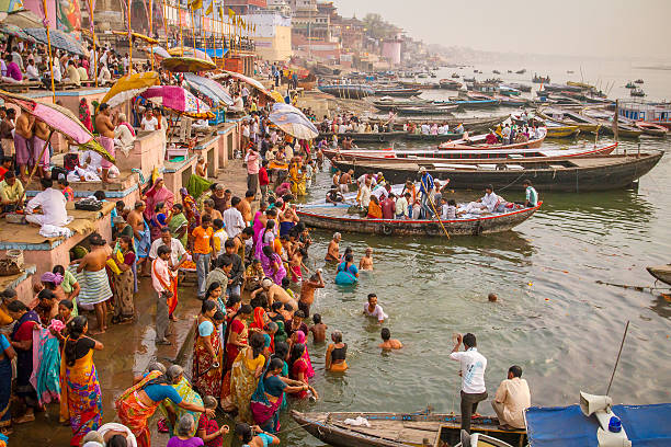 hindu pilger nehmen sie die heiligen bad im ganges river - morning river ganges river varanasi stock-fotos und bilder