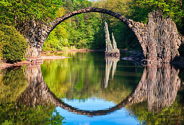 ponte de arco (rakotzbrucke) em kromlau, alemanha - arch bridge - fotografias e filmes do acervo