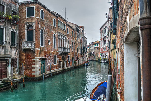 edificios viejos en venecia, italia - venice italy ancient architecture creativity fotografías e imágenes de stock
