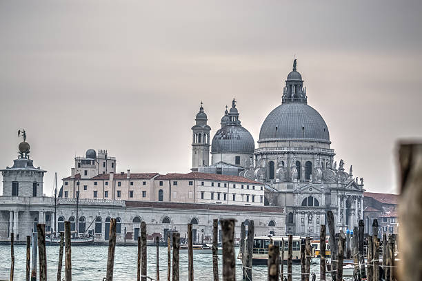 санта-мария-делла-салюте в венеции - venice italy ancient architecture creativity стоковые фото и изображения