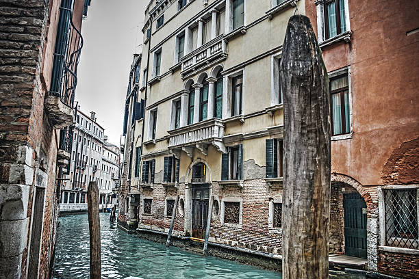 pequeño canal en venecia - venice italy ancient architecture creativity fotografías e imágenes de stock