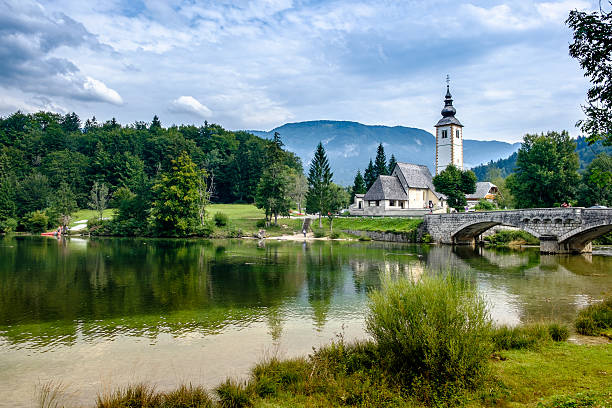 lago bohinj e a igreja em ribčev laz, slovenia - julian alps lake bohinj lake bohinj imagens e fotografias de stock