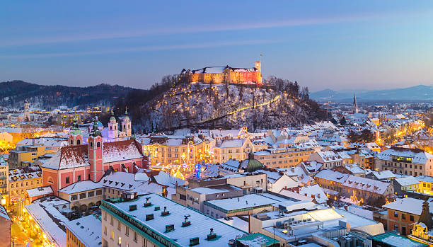 panorama von ljubljana im winter.   slowenien, europa. - castle slovenia winter snow stock-fotos und bilder