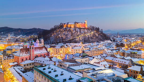 panorama de ljubljana en invierno.   eslovenia, europa. - castle slovenia winter snow fotografías e imágenes de stock