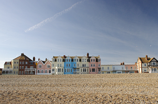 Hilera de casas de colores en Aldeburgh costanera, Suffolk, Reino Unido photo
