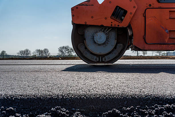 дорожный каток работая над строительство сайта - industrial equipment steamroller construction vehicle construction equipment стоковые фото и изображения