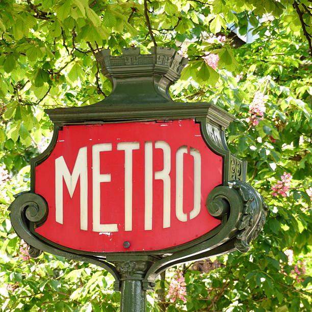 paris-metro transporte, extérieur - paris france retro revival paris metro train sign imagens e fotografias de stock