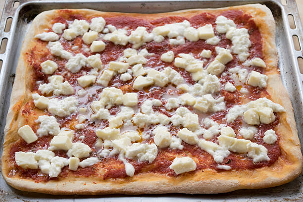 pizza margherita casera en una bandeja de horno - bandeja de horno fotografías e imágenes de stock