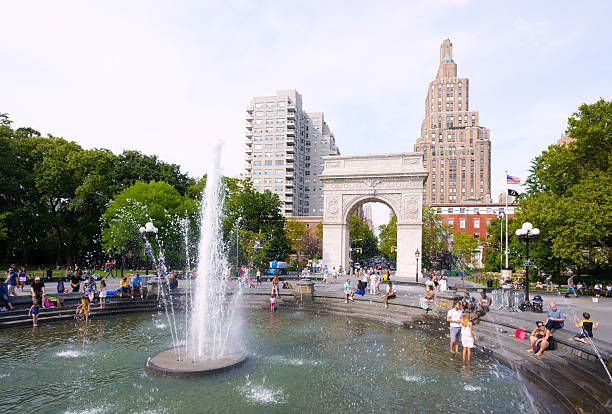 washington square park in new york city - washington square triumphal arch stock-fotos und bilder