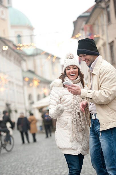 paar nehmen selfie auf winter urlaub in der stadt - ljubljana december winter christmas stock-fotos und bilder