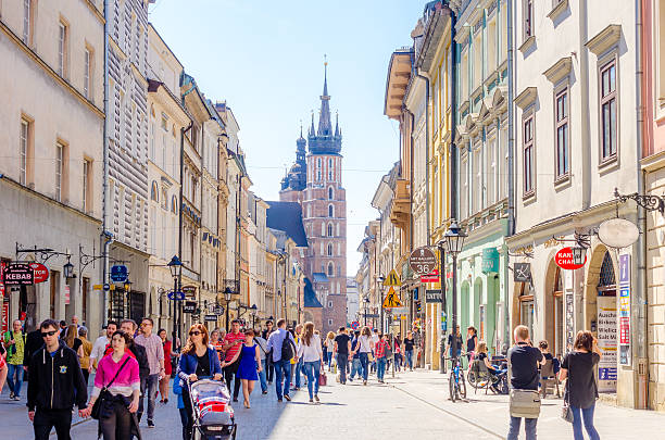 calle florianska y vista de la basílica de st. de maría, cracovia - florianska street fotografías e imágenes de stock