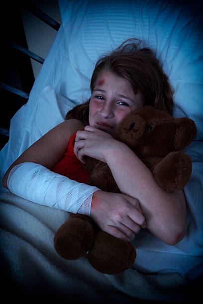 heridas girl holding osito de peluche en cama de hospital - child physical injury teddy bear wound fotografías e imágenes de stock