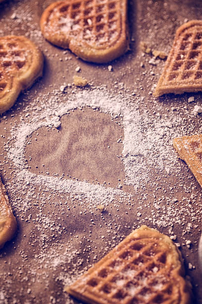 gaufres en forme de cœur - waffle waffled belgian waffle food photos et images de collection