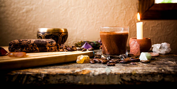 Cerimonial cacau e bebidas (Chocolate cru) - foto de acervo