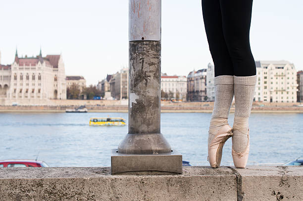 danseur de jambe de la ville - human leg jeans converse shoe photos et images de collection