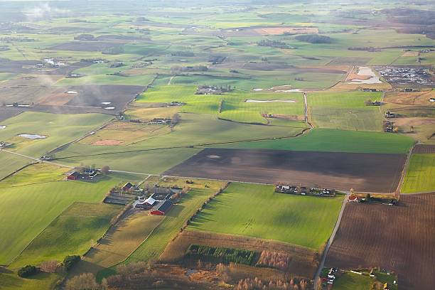 cultivé fileds de dessus - aerial view mid air farm field photos et images de collection