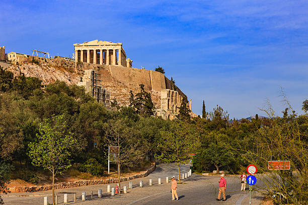 atene, grecia-il celebre partenone sull'acropoli - copy space minerva greek culture athens greece foto e immagini stock