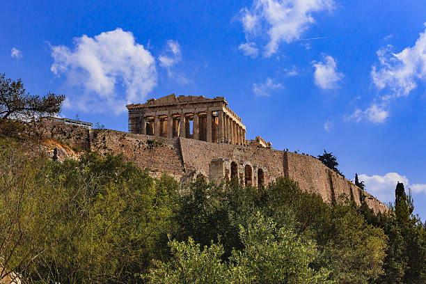 atene, grecia-il celebre partenone sull'acropoli - copy space minerva greek culture athens greece foto e immagini stock