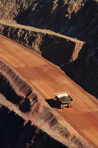 vue de haut de gamme, transport de camion transportant précieux. - haulpak photos et images de collection