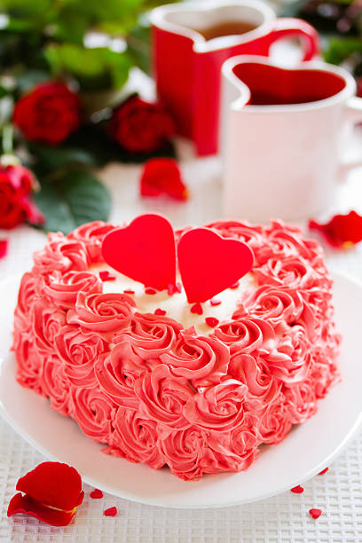 istock Birthday cake for Valentine's Day with roses. 531189749