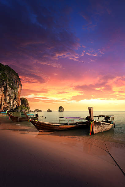 paradis île de thaïlande - sunrise hill sea sun photos et images de collection