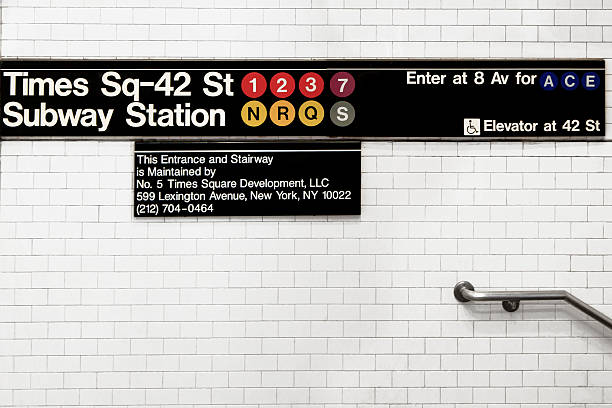 segno della metropolitana di times square - stazione della metropolitana foto e immagini stock