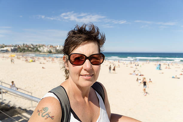 femme profitant de la plage de bondi - sydney australia australia beach image photos et images de collection