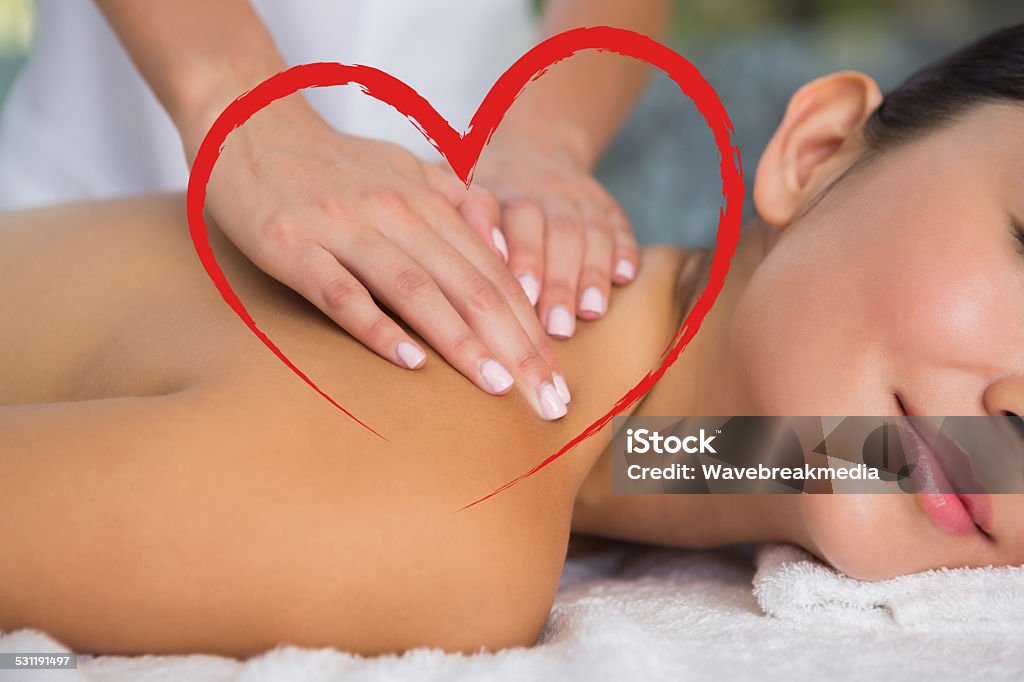 Composite-Bild von Inhalten brunette sich eine Rückenmassage - Lizenzfrei Valentinstags-Karte Stock-Foto