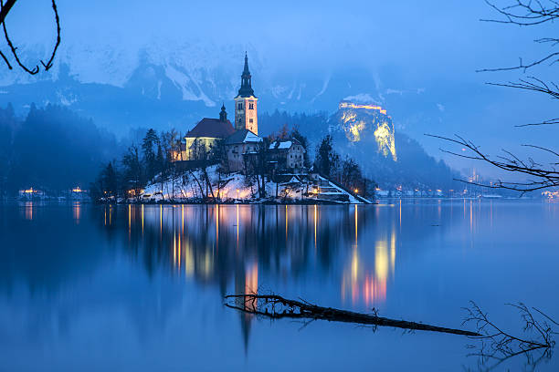 bled mit see im winter, slowenien, europa - castle slovenia winter snow stock-fotos und bilder