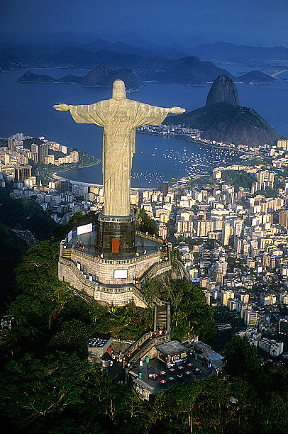 aerial view of christ, сахарная голова, рио-де-жанейро, бразилия - rio de janeiro corcovado copacabana beach brazil стоковые фото и изображения