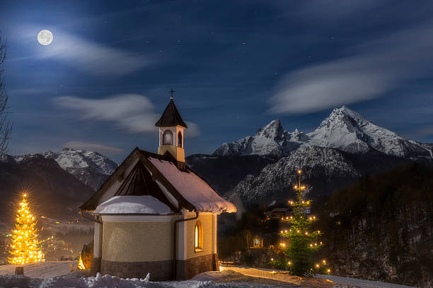 weihnachten-kapelle - oberbayern stock-fotos und bilder