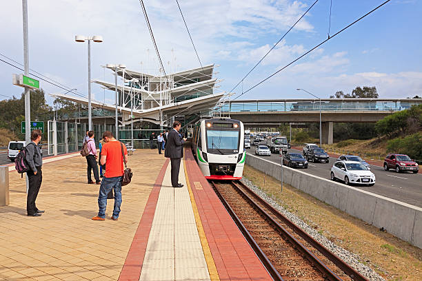 i passeggeri alla stazione in attesa del treno, autobus, il traffico su autostrada - train australia electric train image foto e immagini stock