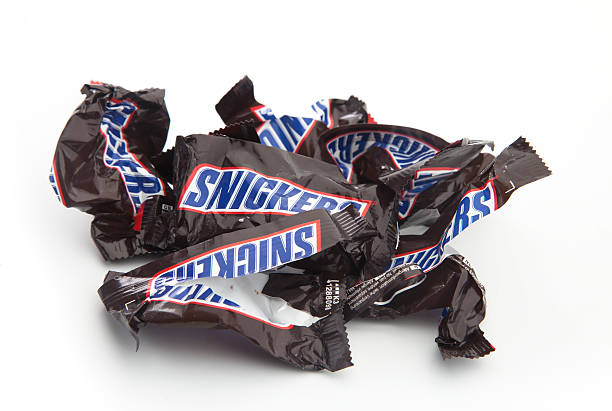 puste i pognieciony snickers batony czekoladowe - snickers bar bar chocolate chocolate candy zdjęcia i obrazy z banku zdjęć