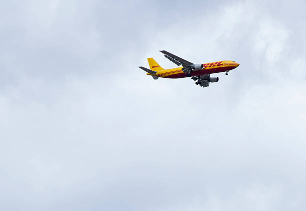 dhl ボーイング 757 アプローチします。 - dhl airplane freight transportation boeing ストックフォトと画像