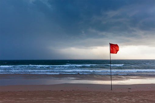 Storm advertencia flags en la playa. Baga, Goa, India photo