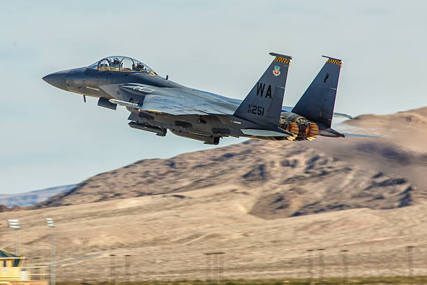 f - 15 eagle führt fly-by-aufnahme in die luftfahrt nation in nellis afb - f15 stock-fotos und bilder