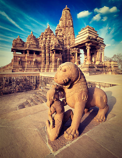zimmer mit king-size-bett und einem löwen-statue, kandariya mahadev-tempel - india statue carving history stock-fotos und bilder