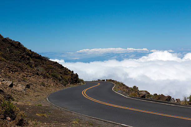 droga w chmurach - haleakala national park maui nature volcano zdjęcia i obrazy z banku zdjęć