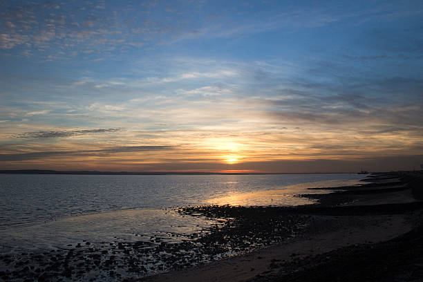 coucher de soleil sur l'île de canvey, essex, angleterre - île de canvey photos et images de collection