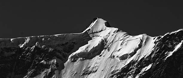 istock Summer in the Swiss mountains - Bernese Alps 531250444