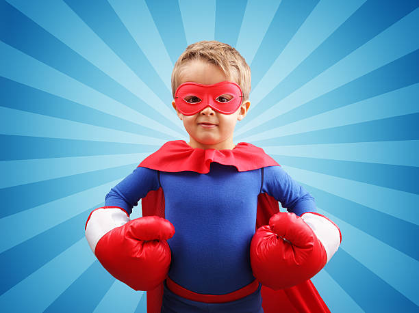 super-héros enfant avec gants de boxe - superhero child creativity little boys photos et images de collection