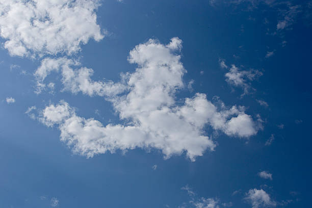 nuvens e céu azul - pie in the sky - fotografias e filmes do acervo