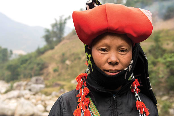 femme en rouge dao groupe minoritaire à sapa, vietnam - hmong photos et images de collection