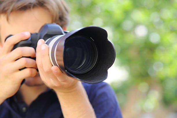 close-up de um fotógrafo usando uma câmera dslr - aprender fotos - fotografias e filmes do acervo