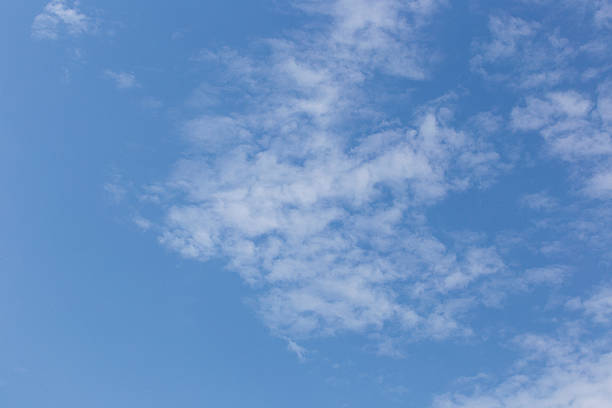 cielo blu e nuvole blackground - pie in the sky foto e immagini stock