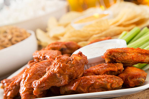 ailes de poulet - wing beer spicy chicken wings chicken wing photos et images de collection