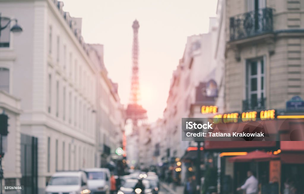 Blurred background. Parisian street with Eiffel Tower in perspective (France) - Royalty-free Parijs - Frankrijk Stockfoto
