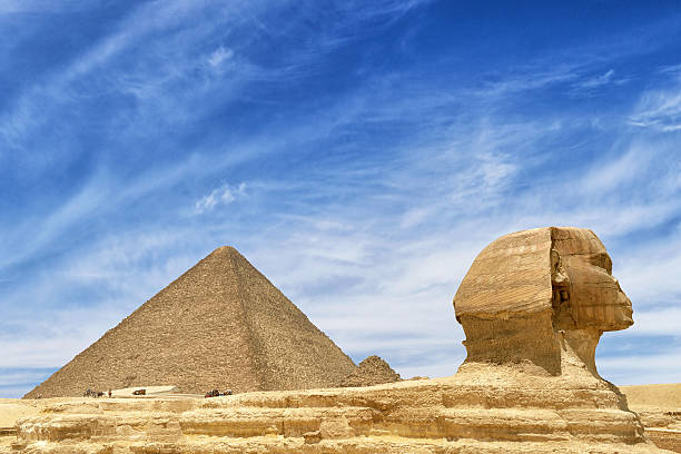 les pyramides de gizeh et le sphinx au caire, égypte - great pyramid photos et images de collection