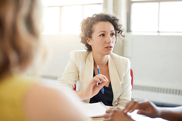 criativa sem poses grupo de pessoas de negócios em um conceito aberta - interview meeting business women imagens e fotografias de stock